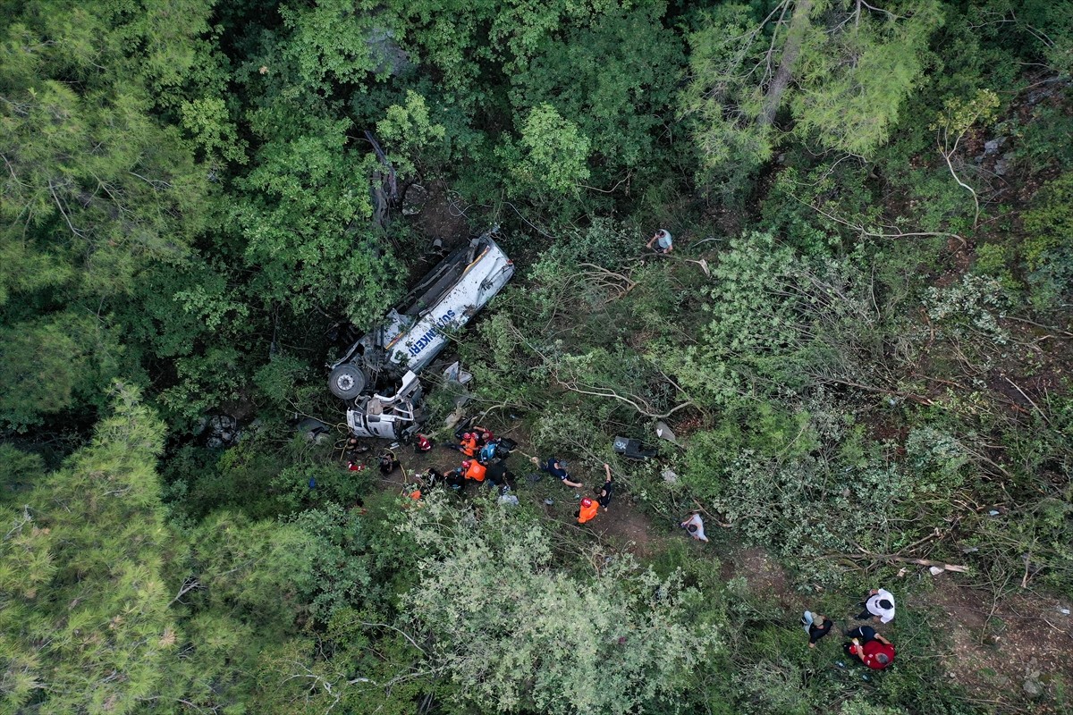 Bursa'nın Gürsu ile Kestel ilçeleri arasında çıkan orman yangını bölgesine su taşıyan tankerin...