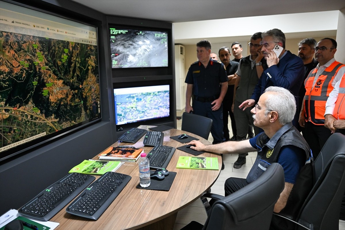 Bursa'nın Gürsu ile Kestel ilçeleri arasındaki ormanlık alanda çıkan yangına müdahale havadan ve...