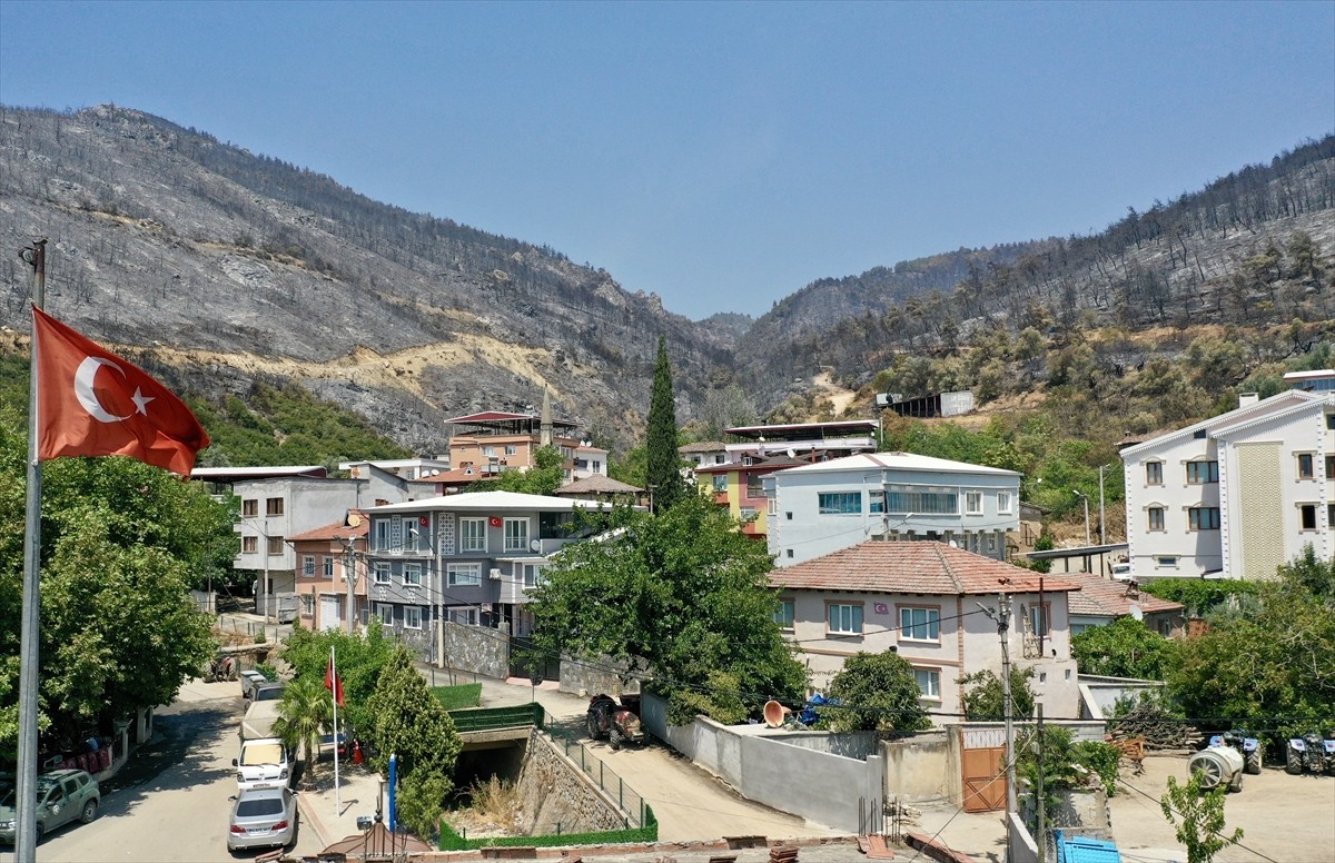 Bursa'nın Gürsu ve Kestel ilçeleri arasında çıkan yangında, çevresindeki orman tamamen yanan ve...