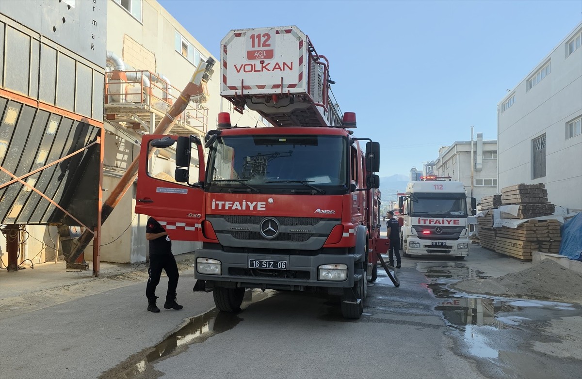 Bursa'nın İnegöl ilçesinde faaliyet gösteren mobilya fabrikasında çıkan yangın, itfaiye...
