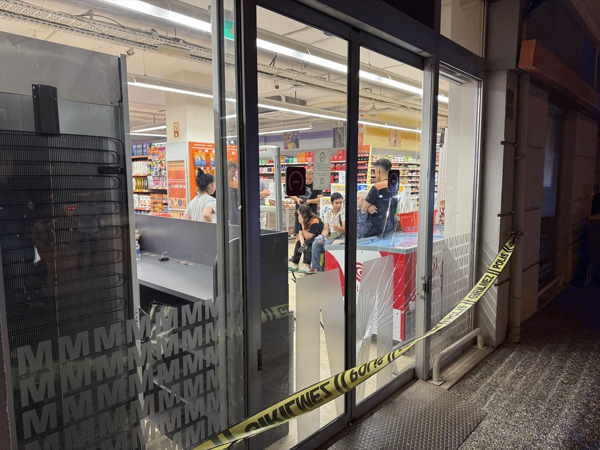 Bursa'nın Nilüfer ilçesinde bir şüpheli markette 2 kişiyi silahla yaraladı.