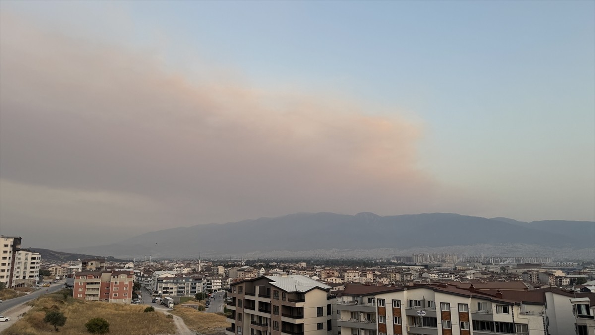 Bursa'nın Orhaneli ve Harmancık ilçeleri arasında 3 gündür devam eden orman yangınının dumanı...