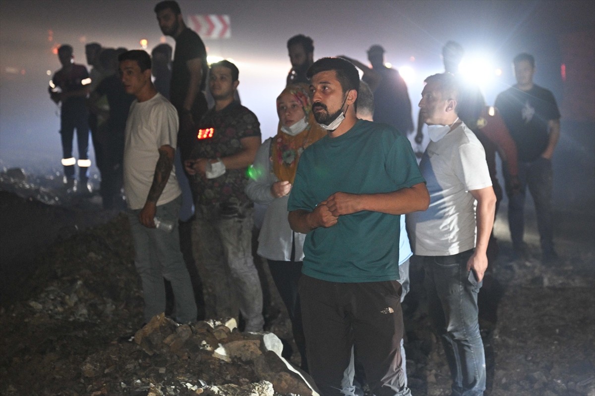 Bursa'nın Orhaneli ve Harmancık ilçeleri arasında devam eden orman yangını, ekipler ve...