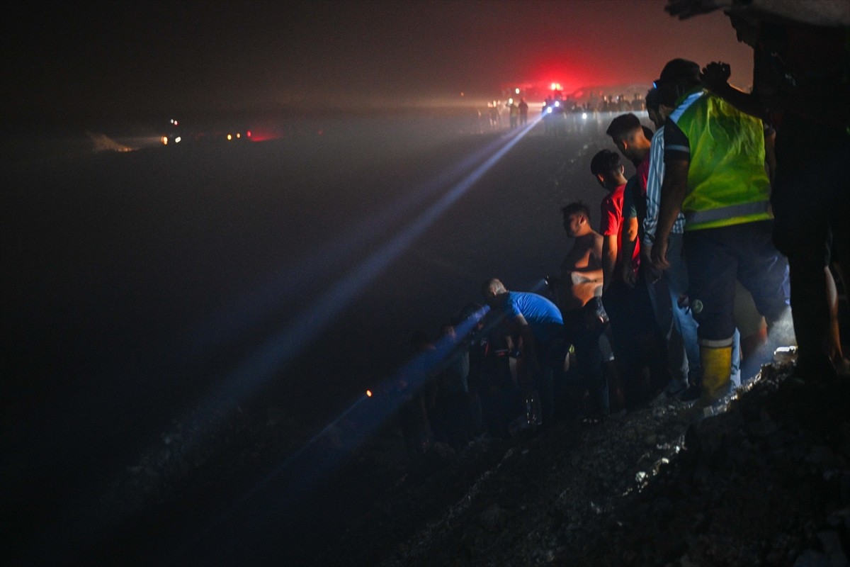 Bursa'nın Orhaneli ve Harmancık ilçeleri arasında devam eden orman yangını, ekipler ve...