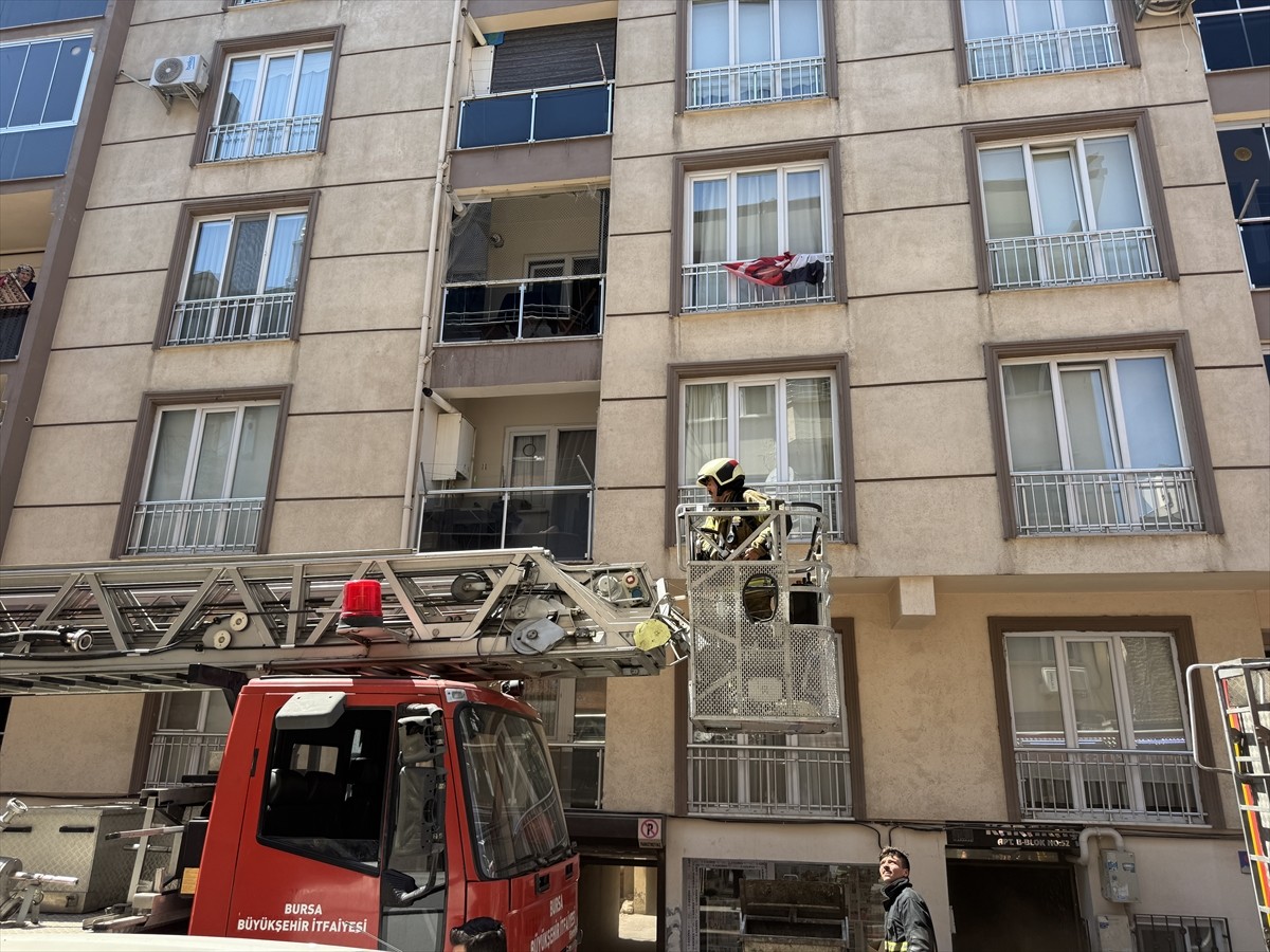 Bursa'nın Osmangazi ilçesinde apartmanın çatı katında çıkan yangın itfaiye ekiplerinin...