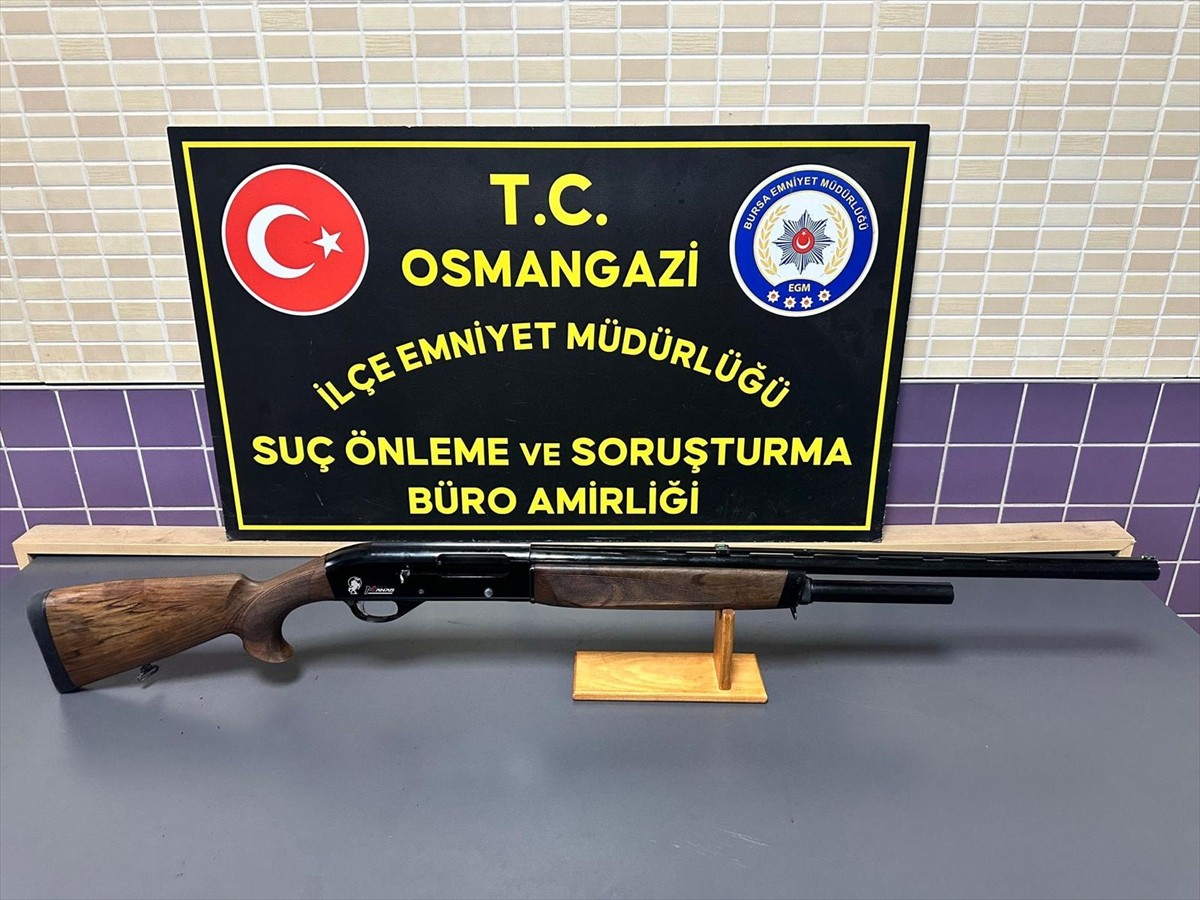 Bursa'nın Osmangazi ilçesinde av tüfeğiyle havaya ateş açtıkları iddia edilen 4 zanlı gözaltına...