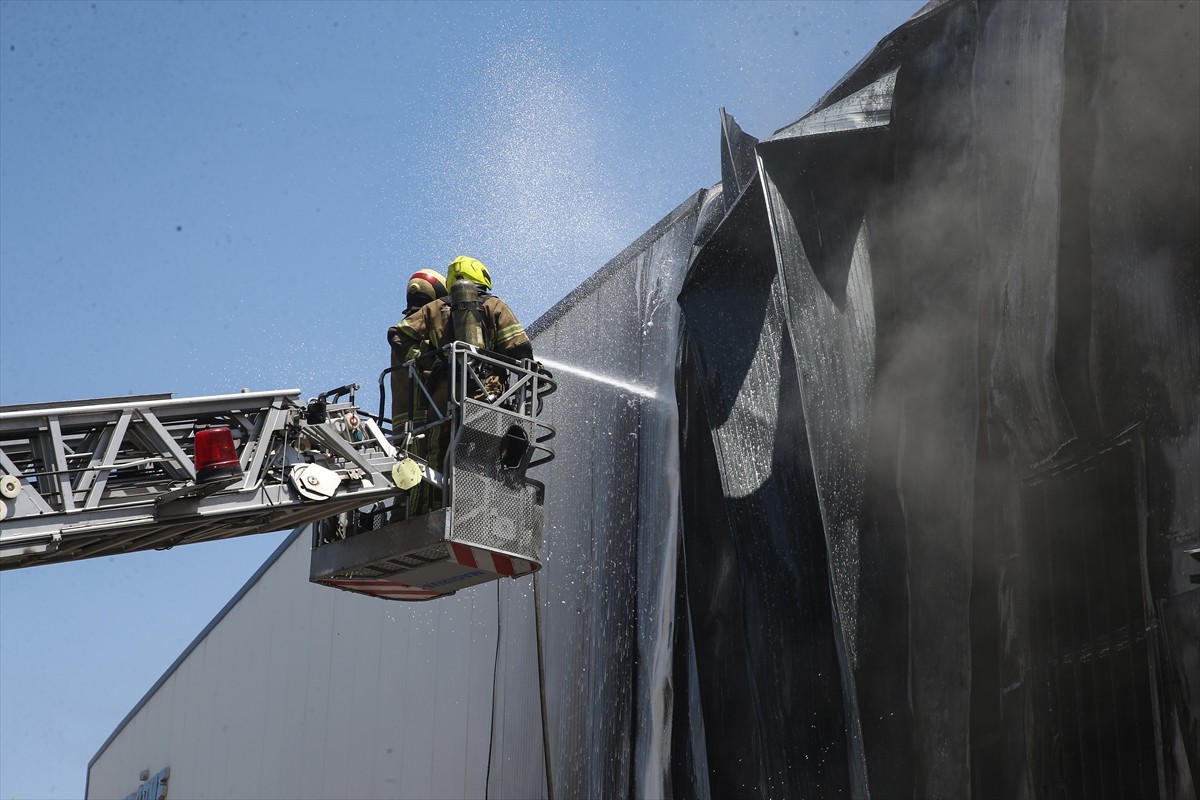 Bursa'nın Osmangazi ilçesinde faaliyet gösteren bir tekstil fabrikasında çıkan yangın, itfaiye...