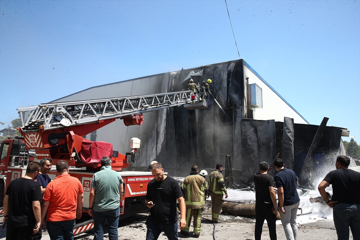 Bursa'nın Osmangazi ilçesinde faaliyet gösteren bir tekstil fabrikasında çıkan yangın, itfaiye...