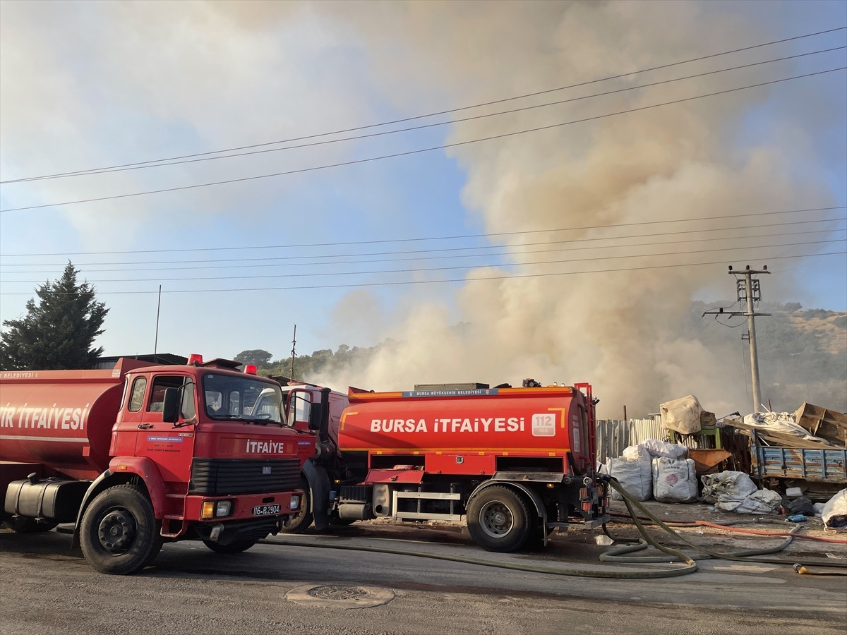 Bursa'nın Osmangazi ilçesinde geri dönüşüm tesisinde çıkan yangın söndürüldü.