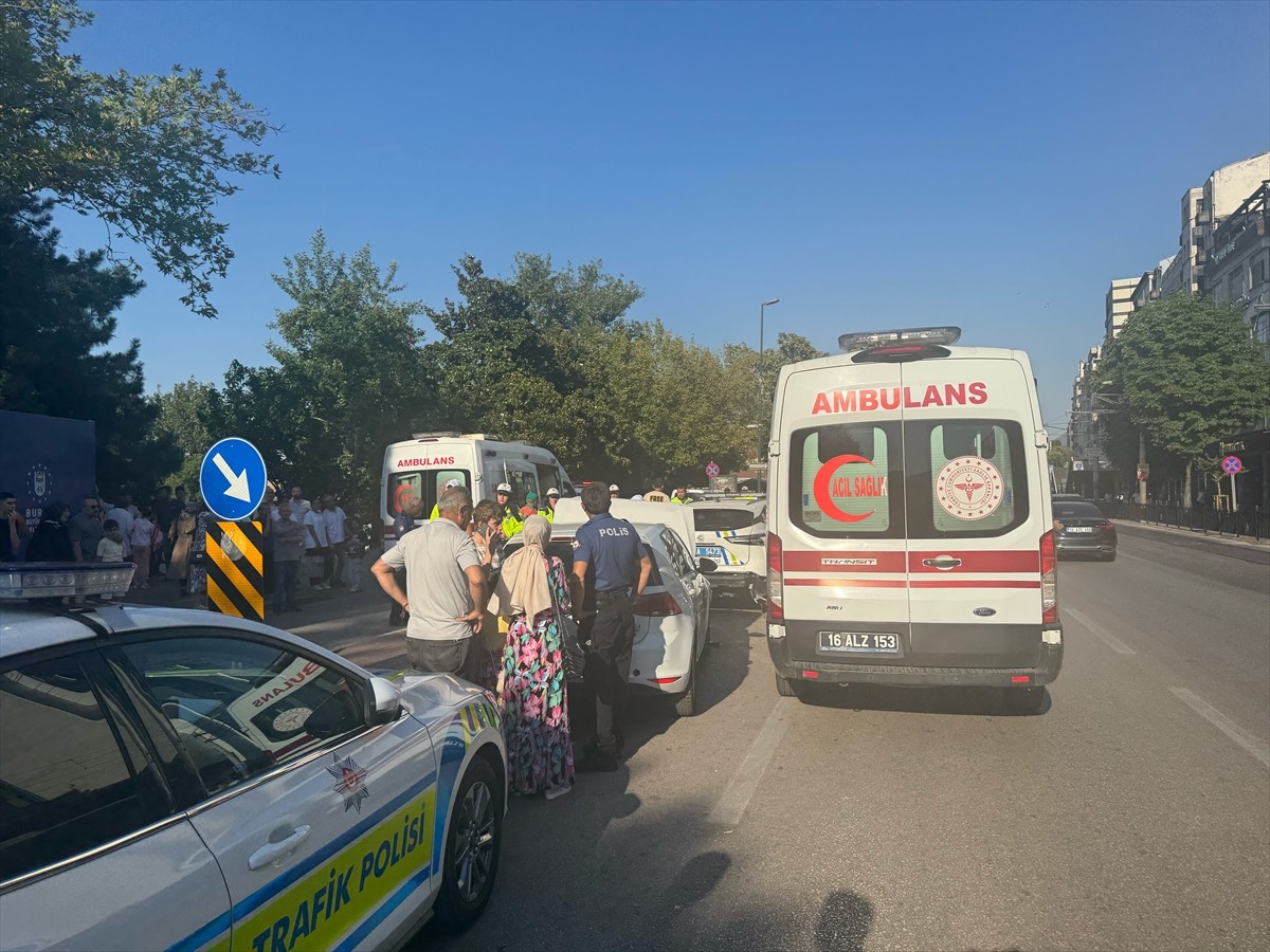 Bursa'nın Osmangazi ilçesinde park denetimi sırasında bir otomobilin çarpması sonucu yaralanan...