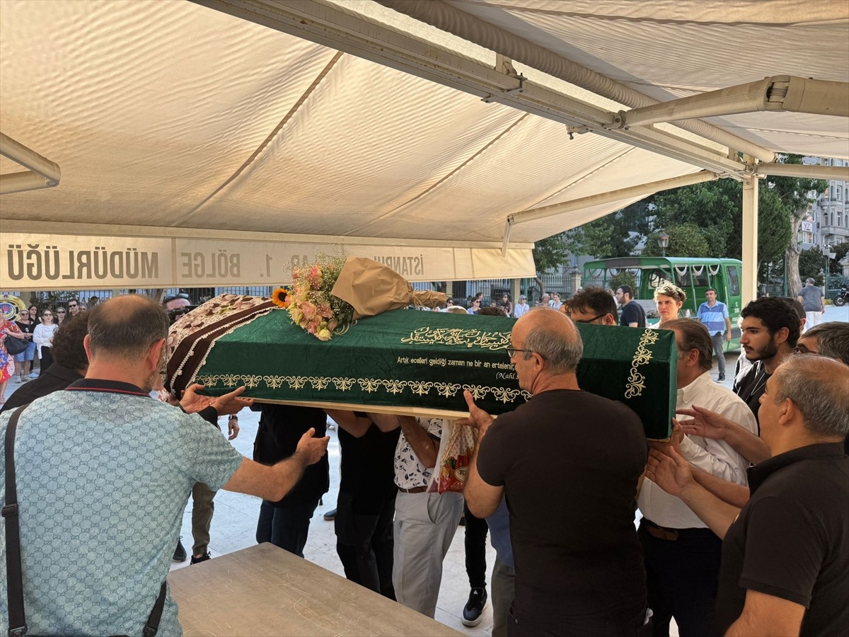 Çağdaş Türk edebiyatının önde gelen isimlerinden yazar ve çevirmen Pınar Kür, son yolculuğuna...