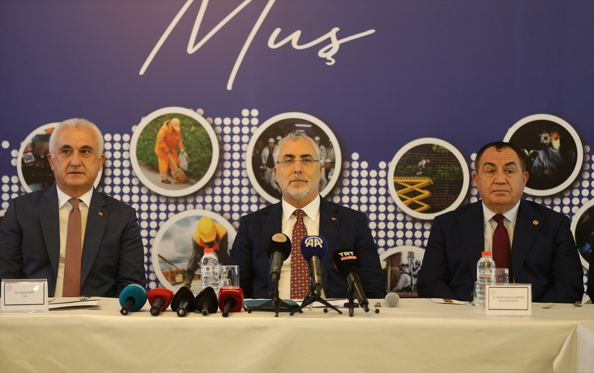 Çalışma ve Sosyal Güvenlik Bakanı Vedat Işıkhan (ortada), Muş'ta İl Jandarma Komutanlığı Sosyal...