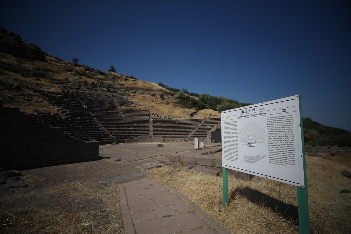Çanakkale'nin Ayvacık ilçesi Behramkale köyü sınırları içinde kalan Assos Antik Kenti'nde 2 bin...