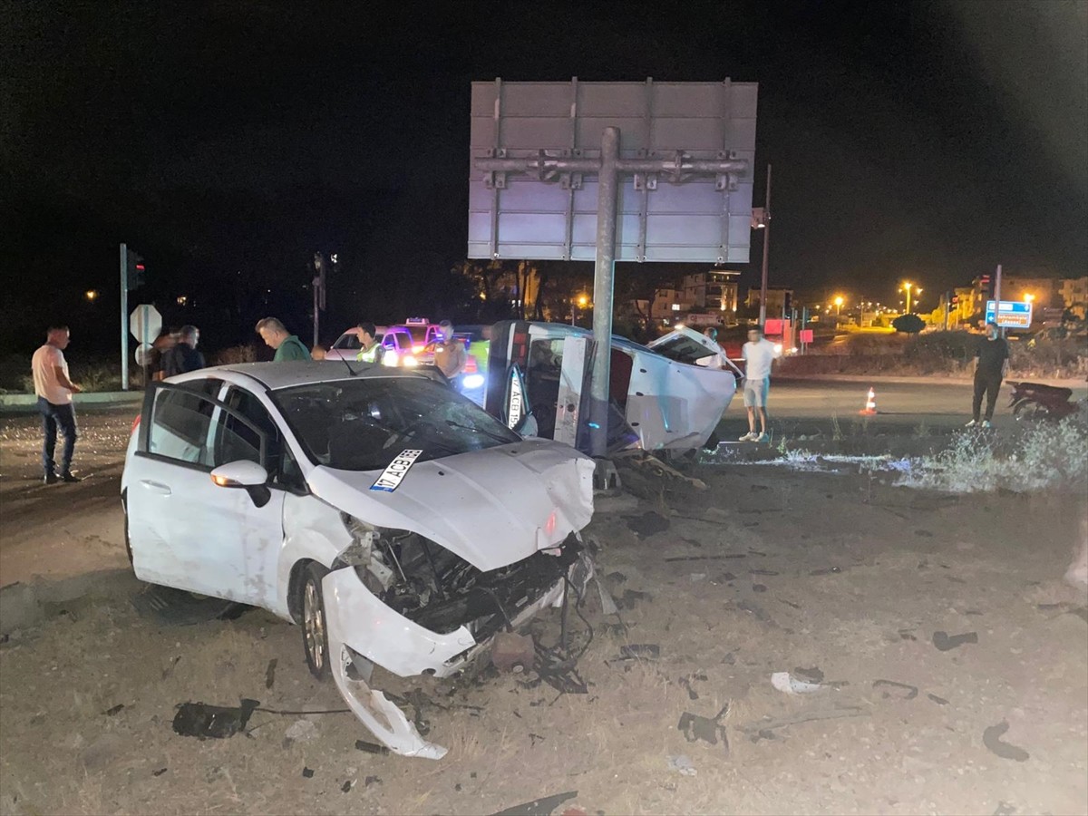 Çanakkale'nin Ayvacık ilçesinde iki otomobilin çarpıştığı kazada 3 kişi yaralandı.