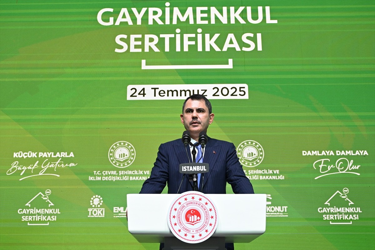 Çevre, Şehircilik ve İklim Değişikliği Bakanı Murat Kurum, İstanbul'da düzenlenen "Gayrimenkul...