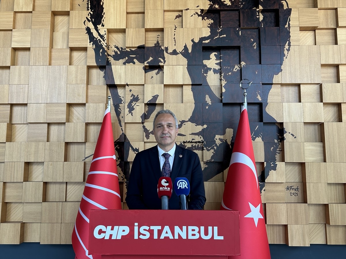 CHP Genel Başkan Yardımcısı Suat Özçağdaş, partisinin İstanbul İl Başkanlığında düzenlenen basın...