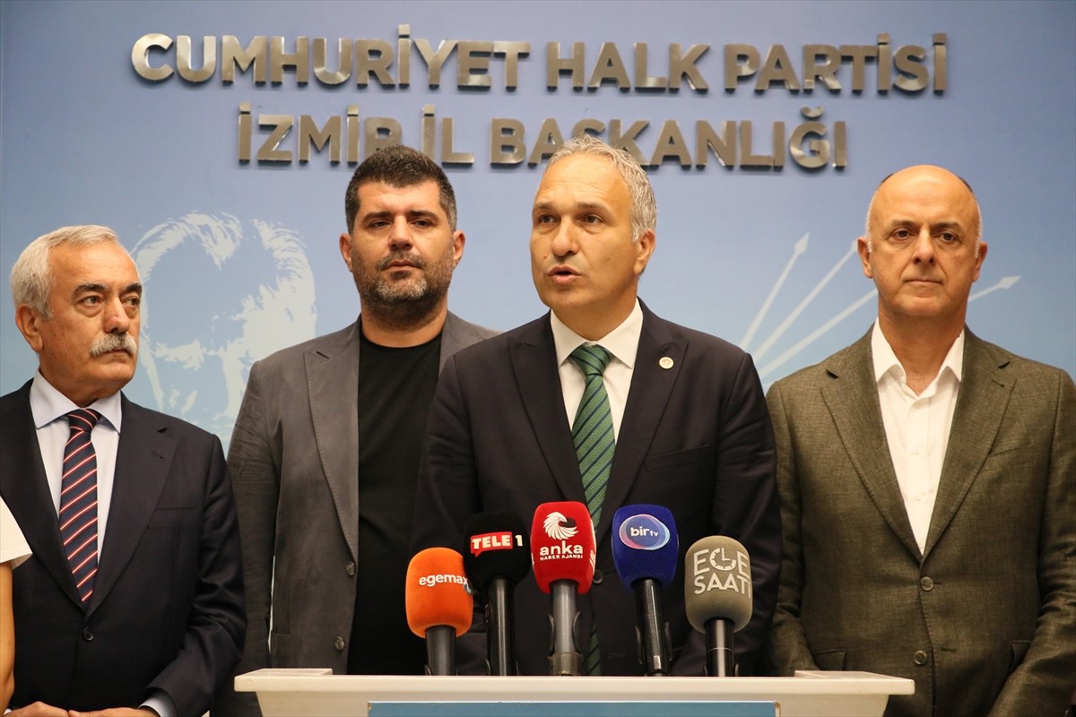 CHP Genel Başkan Yardımcısı Suat Özçağdaş, partisinin İzmir İl Başkanlığında düzenlediği basın...