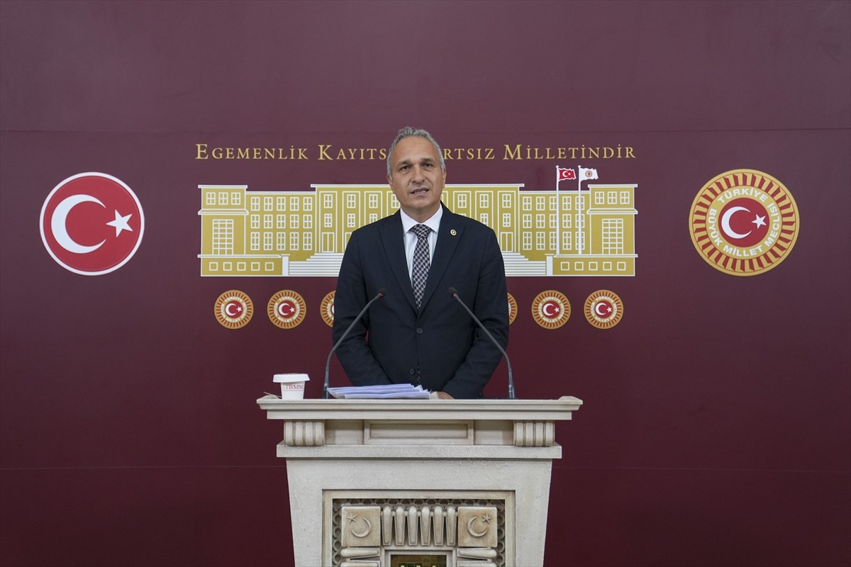 CHP Genel Başkan Yardımcısı Suat Özçağdaş, TBMM'de basın toplantısı düzenledi.