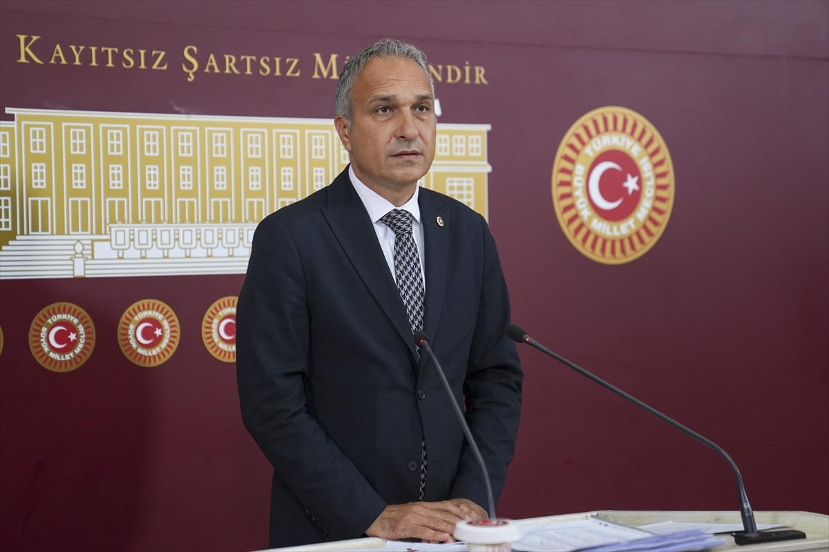 CHP Genel Başkan Yardımcısı Suat Özçağdaş, TBMM'de basın toplantısı düzenledi.