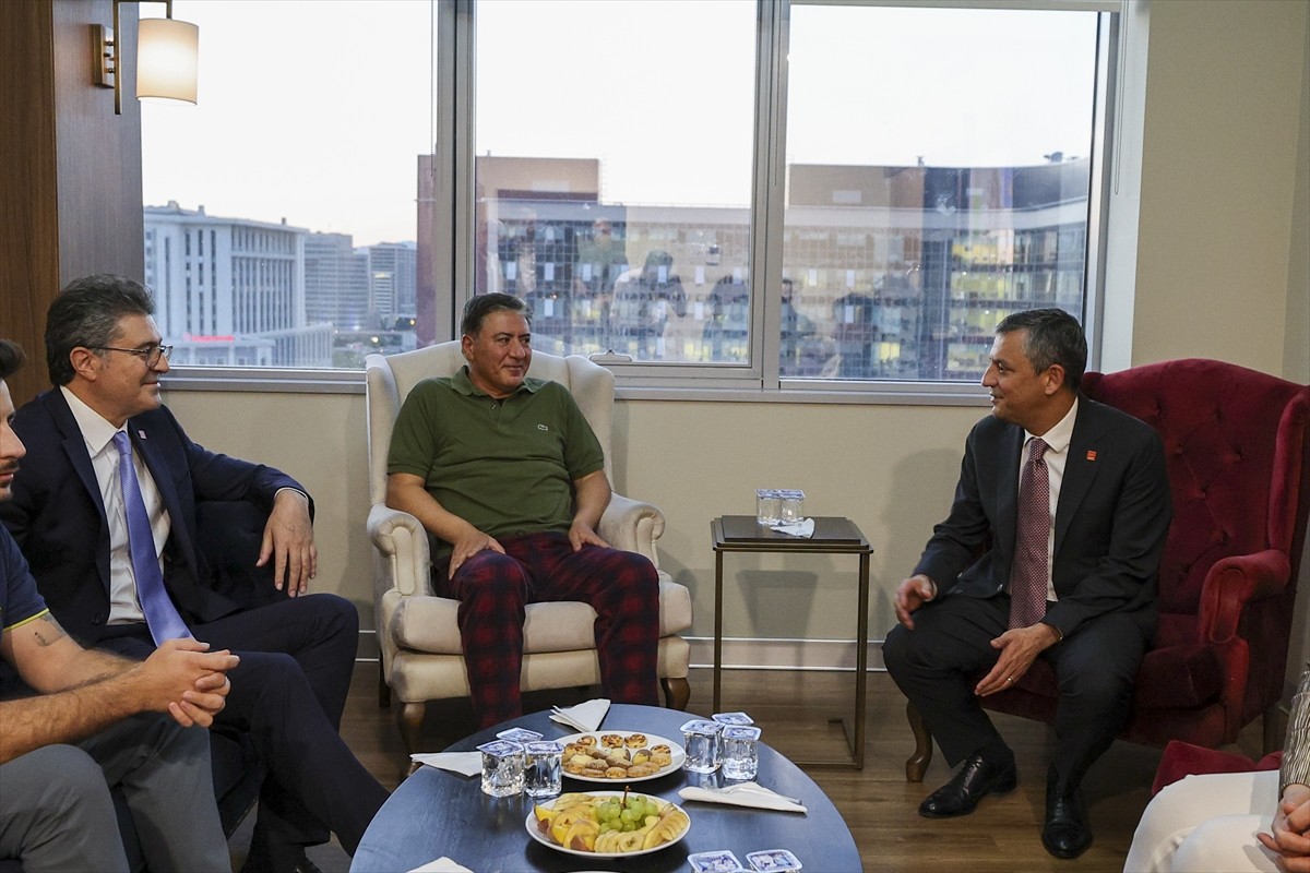 CHP Genel Başkanı Özgür Özel, Adıyaman'daki konuşmasının ardından kürsüden indiği sırada düşerek...