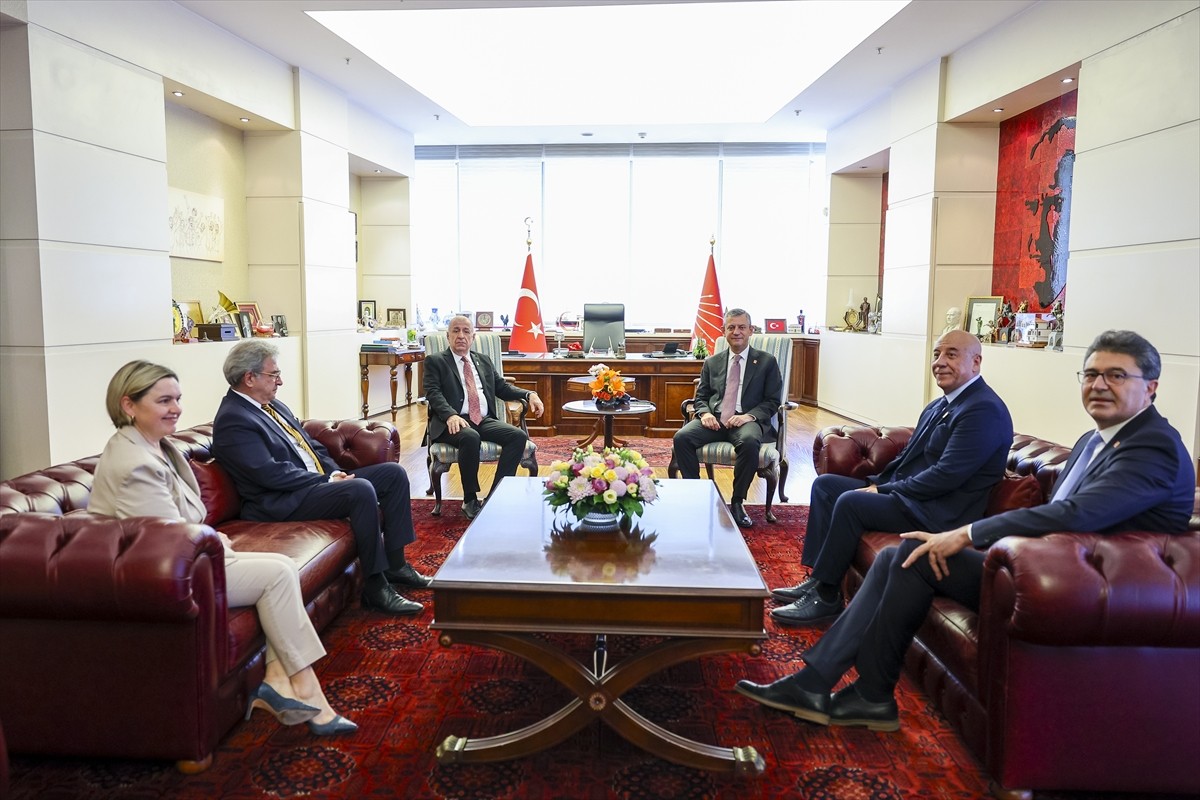 CHP Genel Başkanı Özgür Özel, CHP Genel Merkezi'nde, Zafer Partisi Genel Başkanı Ümit Özdağ ve...