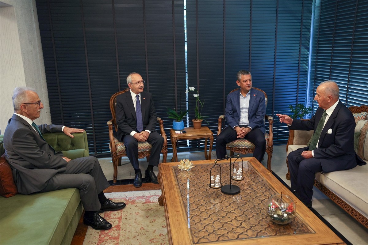 CHP Genel Başkanı Özgür Özel, ikiz kardeşi vefat eden Kemal Kılıçdaroğlu'na taziye ziyaretinde...