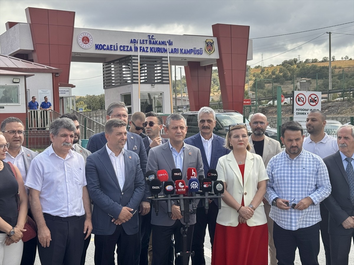 CHP Genel Başkanı Özgür Özel, İstanbul Büyükşehir Belediyesine (İBB) yönelik yolsuzluk...