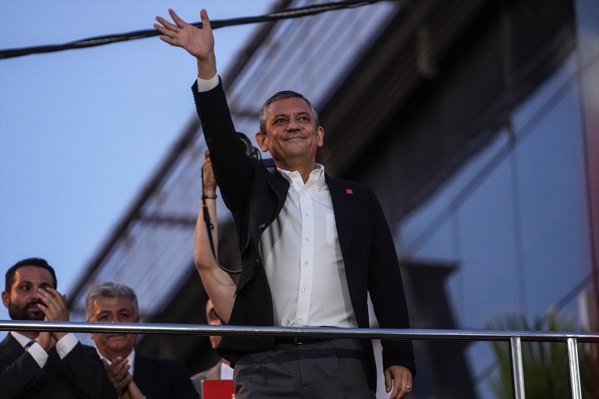 CHP Genel Başkanı Özgür Özel, İstanbul Büyükşehir Belediyesine (İBB) yönelik yolsuzluk ve terör...