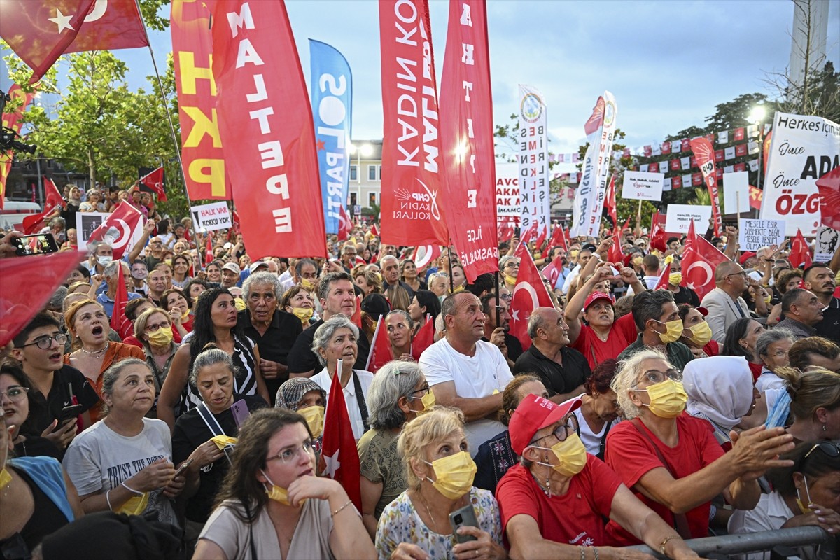 CHP Genel Başkanı Özgür Özel, İstanbul Büyükşehir Belediyesine (İBB) yönelik yolsuzluk ve terör...