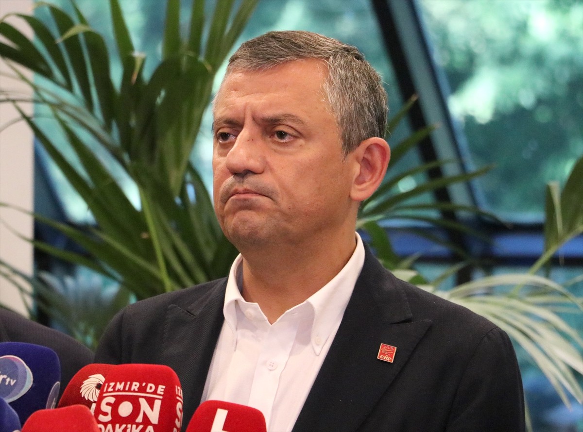 CHP Genel Başkanı Özgür Özel, İzmir Büyükşehir Belediyesini ziyaret etti. İzmir Büyükşehir...