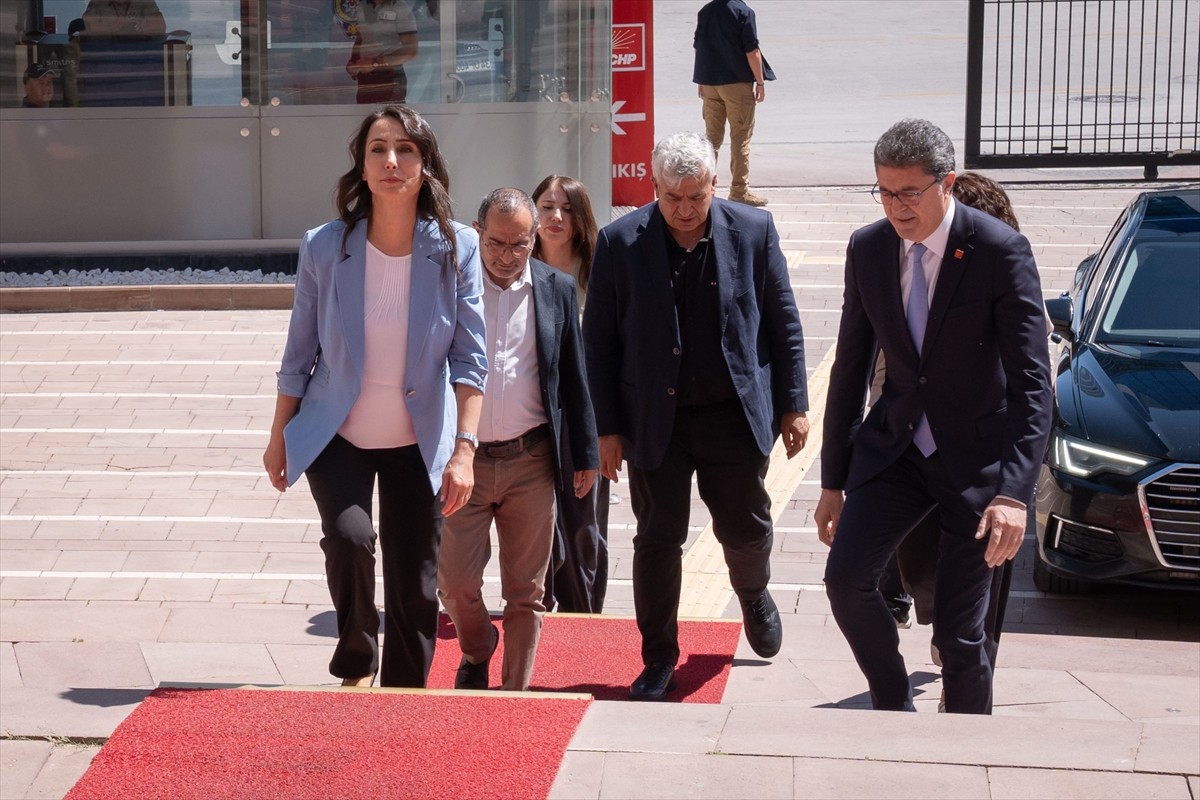 CHP Genel Başkanı Özgür Özel, parti genel merkezinde, DEM Parti Eş Genel Başkanı Tülay...