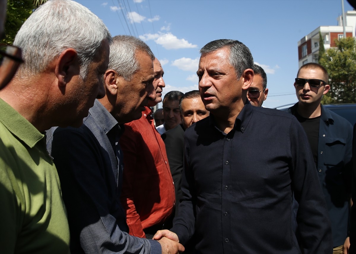 CHP Genel Başkanı Özgür Özel, Partisinin Adıyaman İl Başkanlığı önünde düzenlenen "Halk...