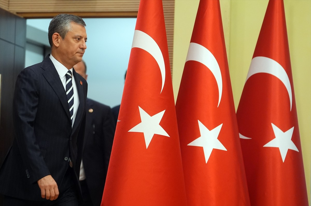 CHP Genel Başkanı Özgür Özel, partisinin genel merkezinde gerçekleştirilen Merkez Yönetim Kurulu...