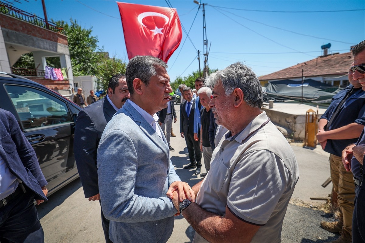 CHP Genel Başkanı Özgür Özel, Pençe-Kilit Harekat bölgesinde bir mağarada arama tarama faaliyeti...