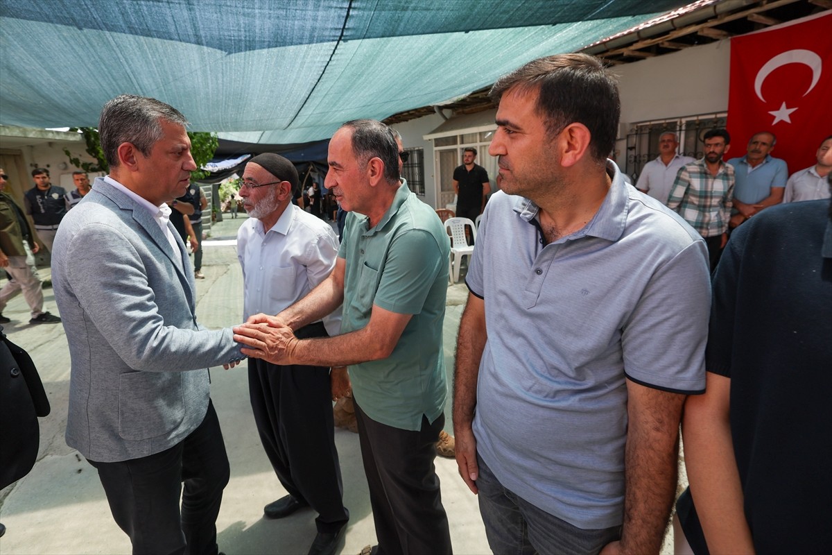 CHP Genel Başkanı Özgür Özel, Pençe-Kilit Harekat bölgesinde bir mağarada arama tarama faaliyeti...