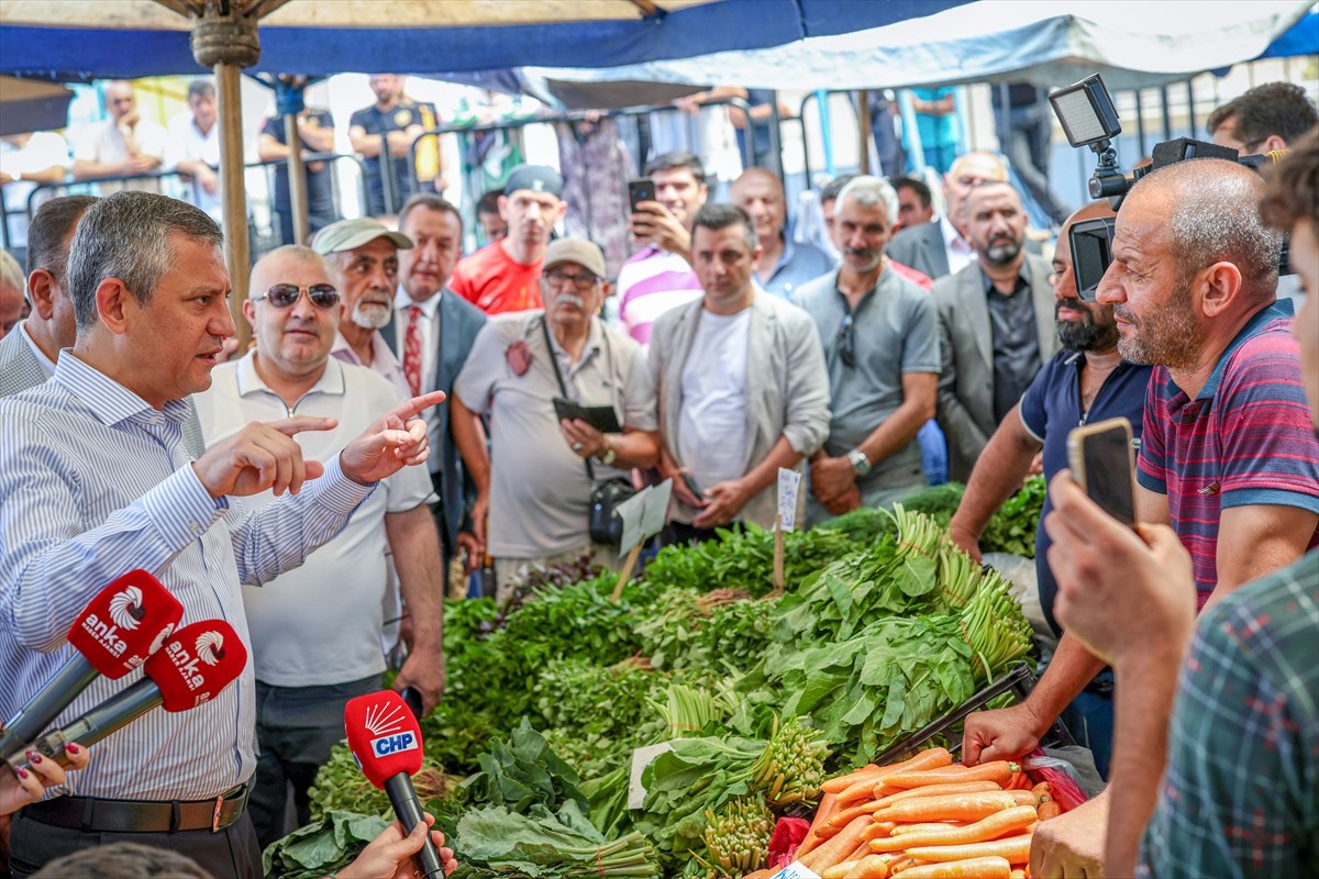 CHP Genel Başkanı Özgür Özel, Yenimahalle'deki semt pazarında esnafla bir araya geldi. Özel...