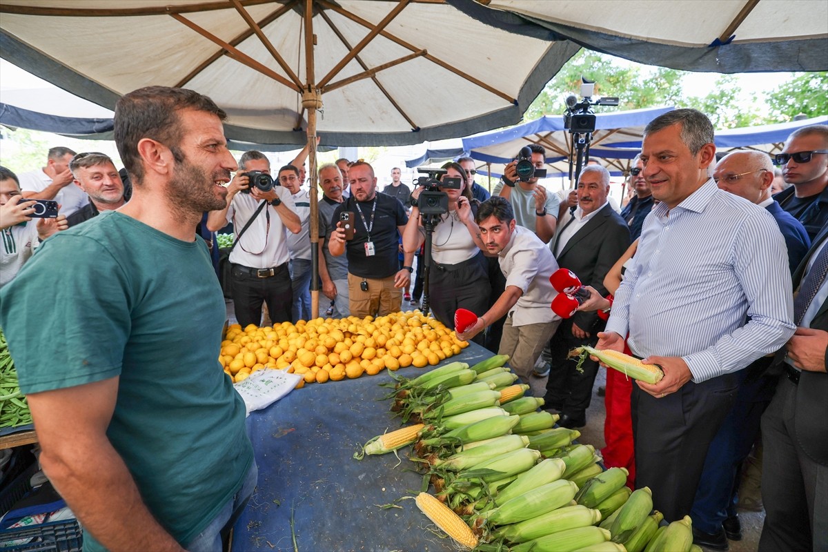 CHP Genel Başkanı Özgür Özel, Yenimahalle'deki semt pazarında esnafla bir araya geldi. Özel...
