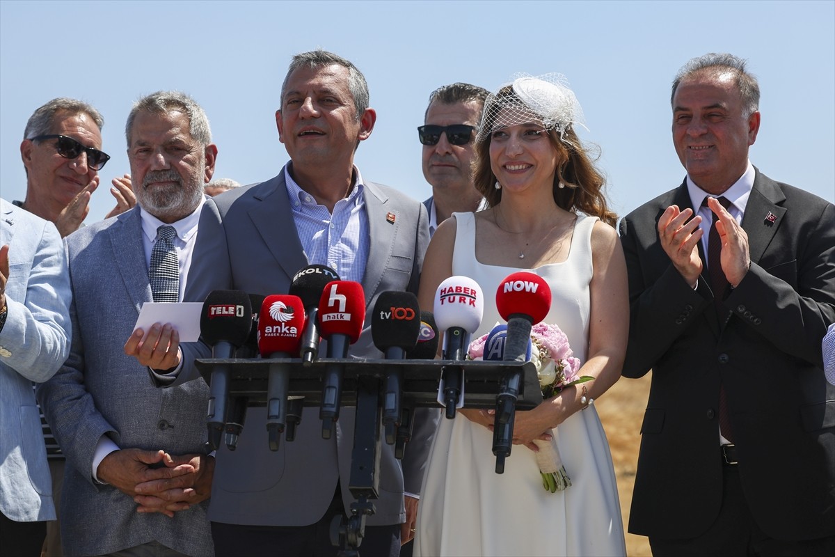 CHP Genel Başkanı Özgür Özel, yolsuzluk soruşturması kapsamında tutuklanarak İstanbul Büyükşehir...