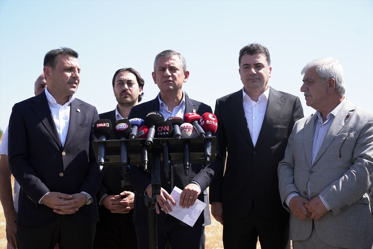 CHP Genel Başkanı Özgür Özel, yolsuzluk soruşturması kapsamında tutuklanarak İstanbul Büyükşehir...