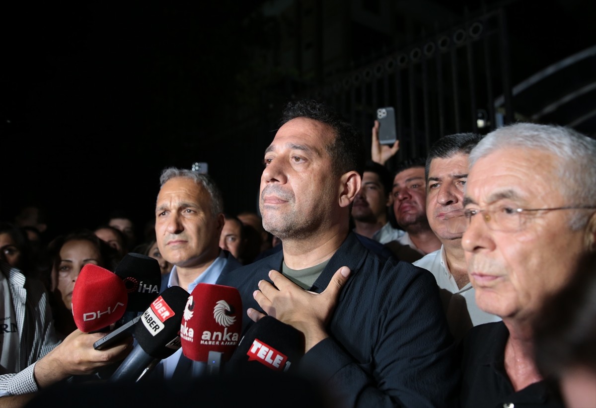 CHP Grup Başkanvekili Ali Mahir Başarır (sağda) ve Genel Başkan Yardımcısı Suat Özçağdaş (sağ 2)...