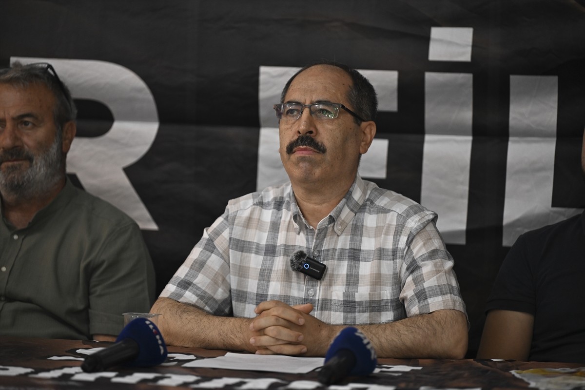 Cihannüma Derneği Ankara Temsilcisi Semi Okumuş (sol 5), Ankara Filistin Dayanışma Platformu adına...