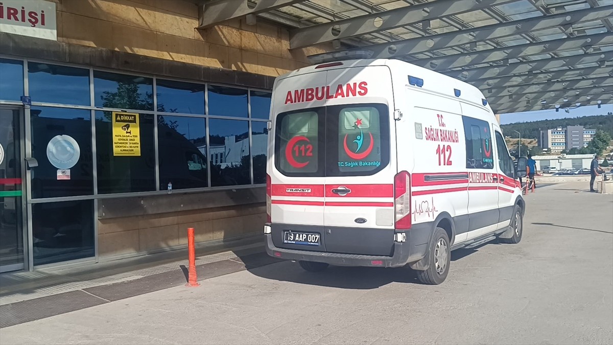  Çorum'da 5. kattaki evlerinin penceresinden düşen çocuk yaşamını yitirdi.