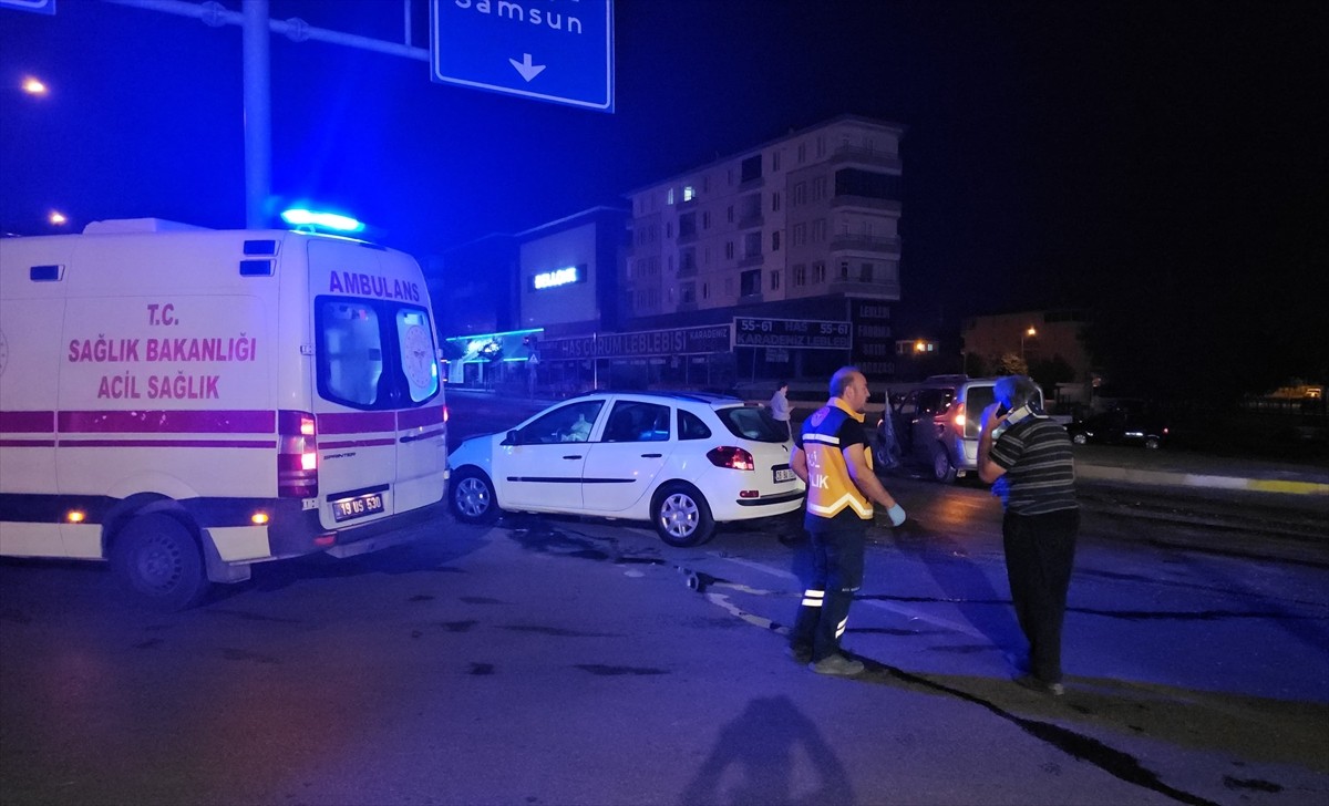 Çorum'da, hafif ticari araç ile otomobilin çarpışması sonucu 4 kişi yaralandı.