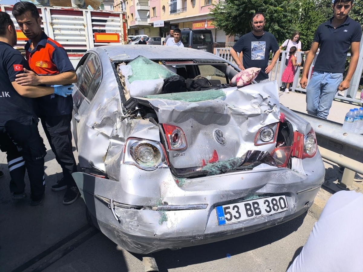 Çorum'un Sungurlu ilçesinde 3 aracın çarpıştığı kazada 6 kişi yaralandı. Kaza yerine polis...