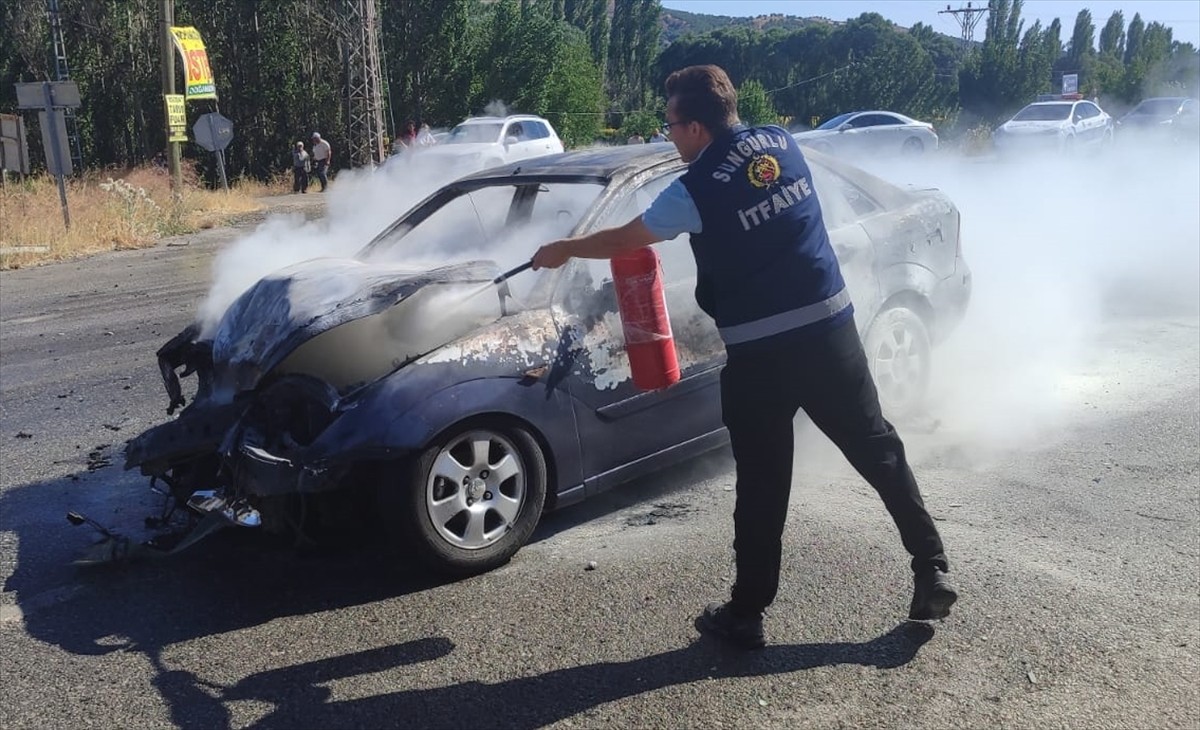 Çorum'un Sungurlu ilçesinde iki otomobilin çarpıştığı kazada 4 kişi yaralandı. Kaza nedeniyle 09...