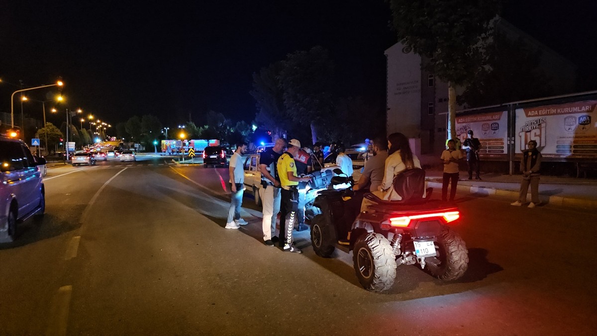 Çorum İl Emniyet Müdürlüğünce yapılan asayiş ve trafik uygulamasında aranan 2 kişi yakalandı, 77...