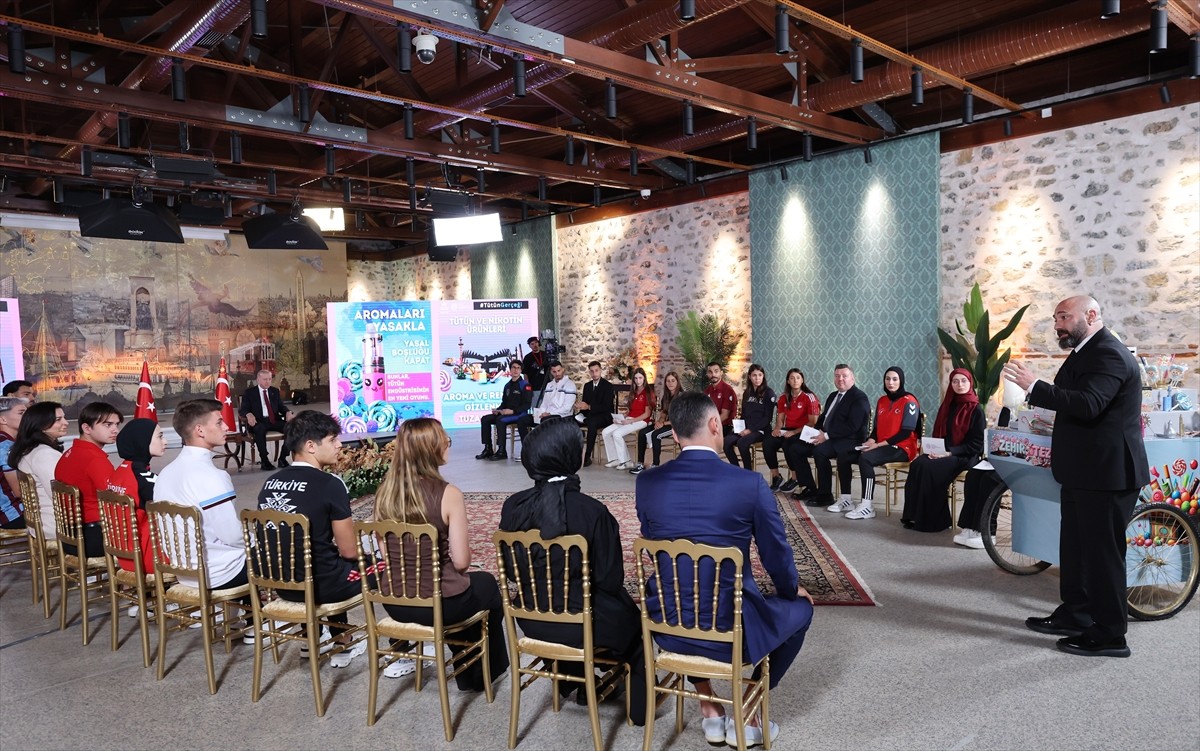 Cumhurbaşkanı Recep Tayyip Erdoğan, Dolmabahçe Çalışma Ofisi'nde gerçekleştirilen, "Tütün...