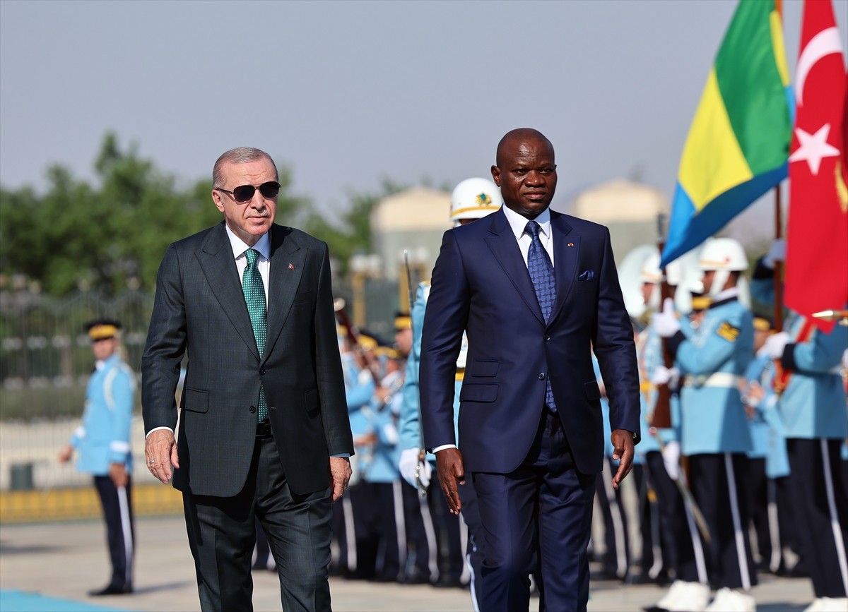 Cumhurbaşkanı Recep Tayyip Erdoğan (solda), Türkiye'ye resmi ziyarette bulunan Gabon Cumhurbaşkanı...