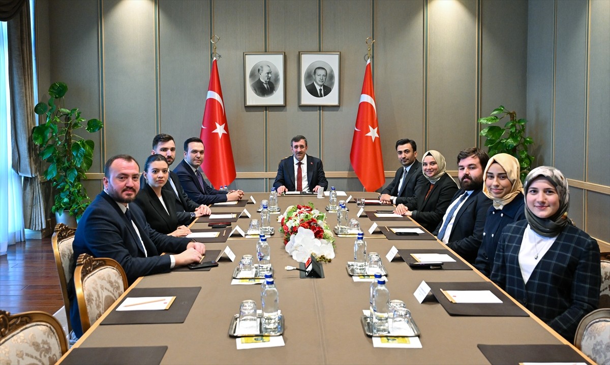 Cumhurbaşkanı Yardımcısı Cevdet Yılmaz, AK Parti Gençlik Kolları Başkanı Yusuf İbiş (sol 4) ve...