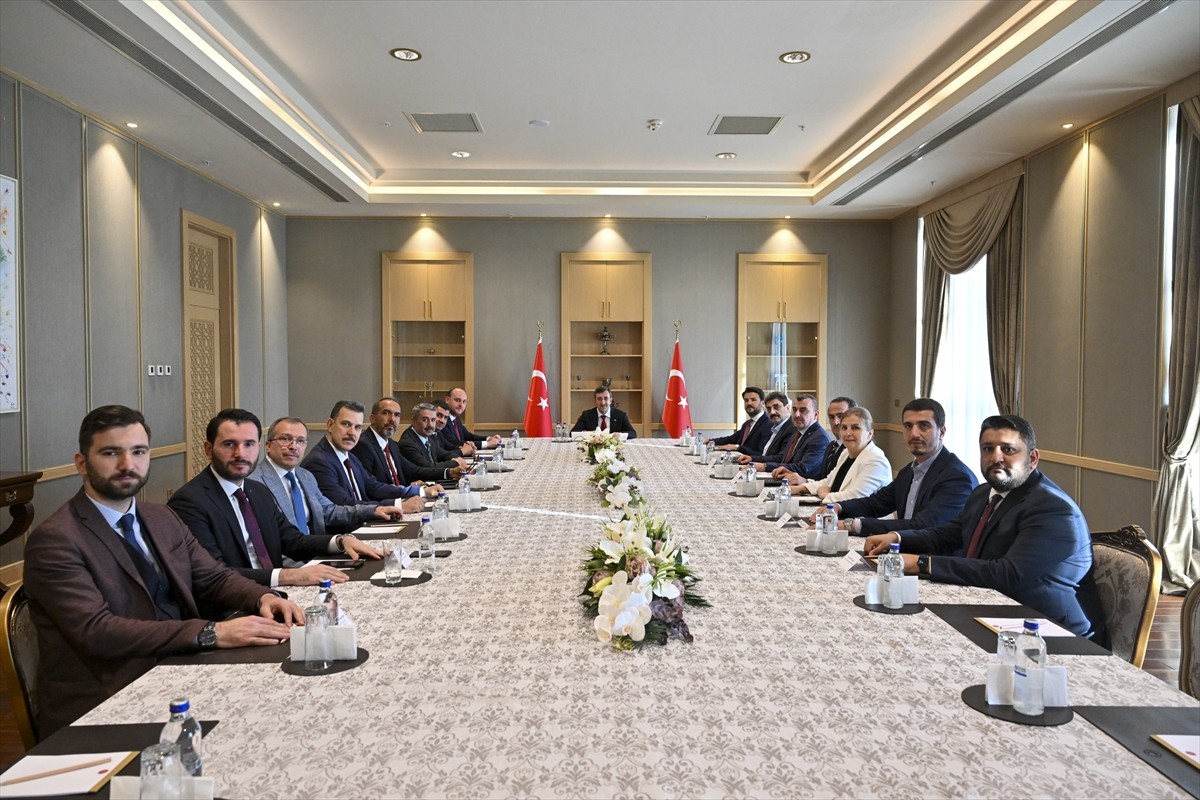 Cumhurbaşkanı Yardımcısı Cevdet Yılmaz, AK Parti Genel Başkan Yardımcısı ve Teşkilat Başkanı Ahmet...